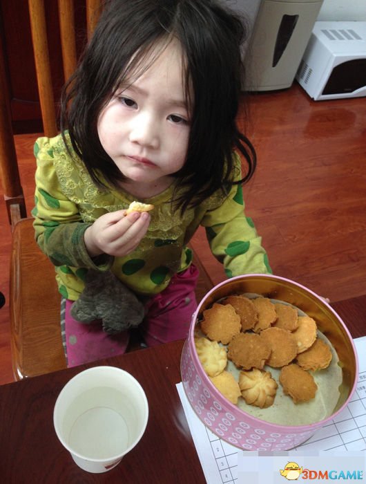 母亲沉迷网游抛家弃女 小女孩吃发霉馒头住地