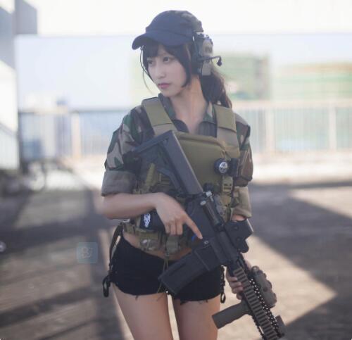 萌妹cos《绝地求生》 武装美少女登上吃鸡战场