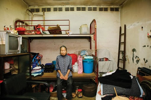 香港穷人标准月入3600港元 摄影师镜头下的穷人家